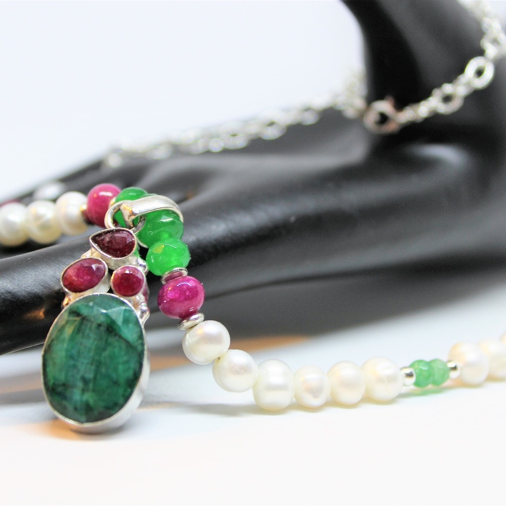 Emerald and ruby pearl necklace